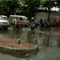 Ruas Jalan Surabaya Masih Digenangi Sisa Air Hujan Semalam 				 