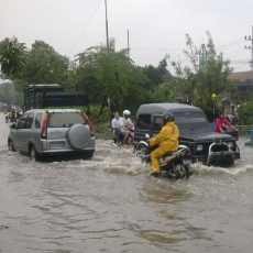 Banjir Menggenangi Surabaya, Pelajar Keleleran