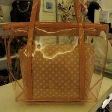 Tas Tote Transparan untuk Tetap Tampil Trendi di Musim Hujan