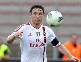 Ingin Hengkang dari Milan, Van Bommel?