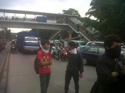 Malam Datang, Demo di Depan UKI Berlanjut Tanpa Polisi