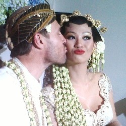 Indah Kalalo Tak Yakin Bayinya Akan Bule