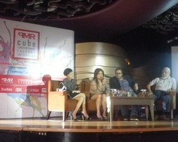 Karya Desainer Fashion Tampil Beda di Pameran Seni Rupa