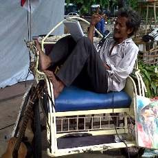 Peringati Hari Pahlawan, Tukang Becak Baca Puisi 3 Bahasa Selama 36 Jam