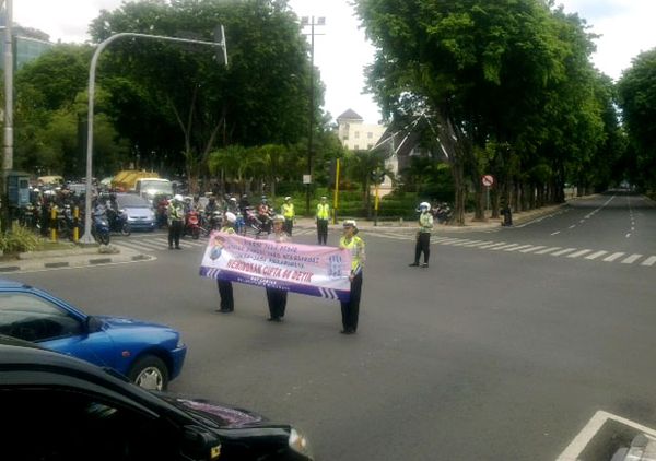 Pengguna Jalan Mengheningkan Cipta