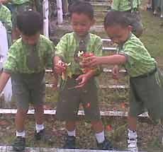 100-an Anak SD Tabur Bunga di Makam Pahlawan