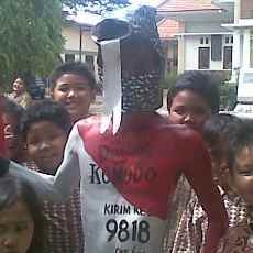 Seniman Pasuruan Aksi Tunggal Dukung Vote Komodo