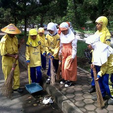 Puluhan Pelajar Pungut Sampah di Jalan Pahlawan Bareng Sariban