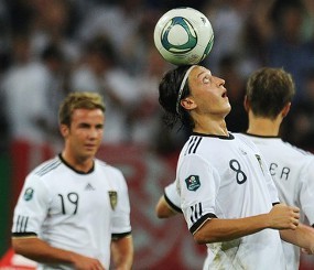 Loew Siap Duetkan Oezil-Goetze