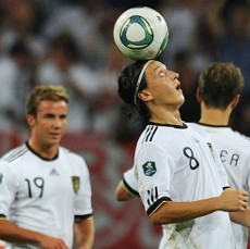 Loew Siap Duetkan Oezil-Goetze