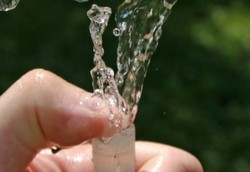 Apakah Minum Air dari Pipa Plastik Berbahaya?