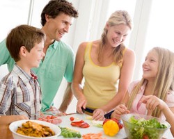 Ingin Anak Suka Makan Sayur? Ajak Makan Bersama di Rumah