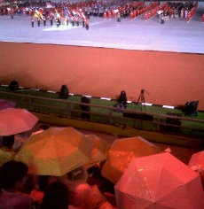 Meski Hujan, Warga Tetap Antusias Nonton Pembukaan SEA Games