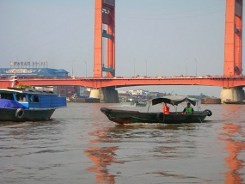 Jembatan Ampera Ditutup, Warga Bisa Naik Perahu Ketek