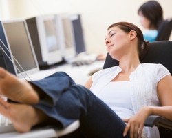 Karyawan Wanita Sering Bohong Saat Tidak Masuk Kantor? 