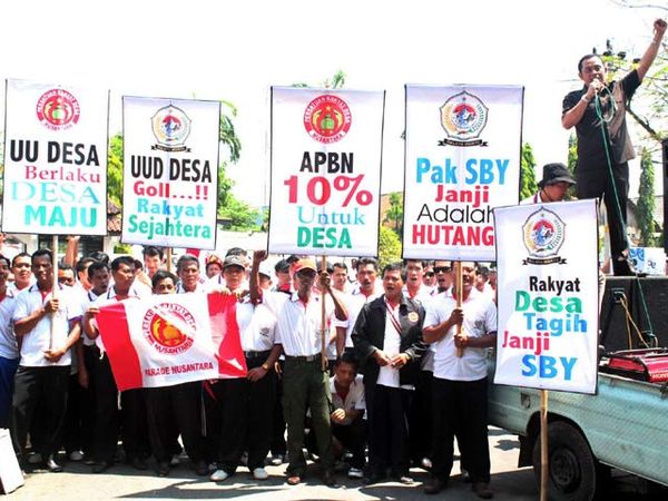 Aksi Perangkat Desa Tagih UU Desa