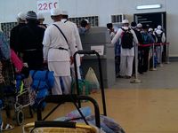 Saatnya Pulang, Pak Haji, Bu Haji