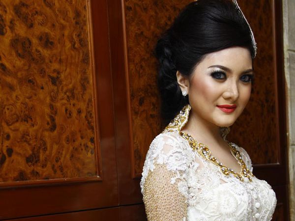 Kiki Amalia Cantik Berkebaya Putih