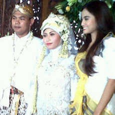 Pernikahan Warga Lamongan Pada 11-11-11 Dihadiri Artis Ibukota