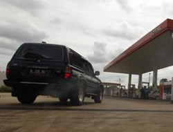 Bahayanya Sinar Lampu Blitz Kamera di SPBU