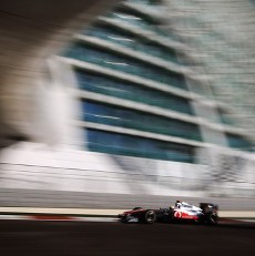 Hamilton Tercepat, Vettel & Alonso Tabrak Pembatas Lintasan