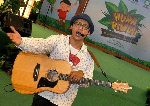 Nugie Menghibur Di Hutan Rimba