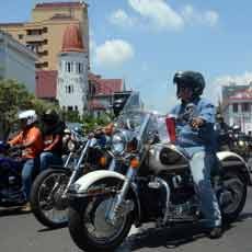 Penggemar Motor Gede Tabur Bunga di Jembatan Merah