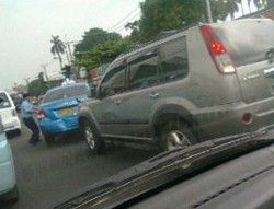 Taksi Blue Bird Kejar-kejaran dengan X-Trail di Ciputat 