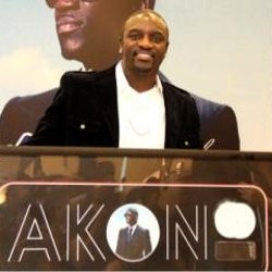Akon Selalu Maksimalkan Waktu Bareng Keluarga