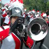 Marching Band SG Pikat Hati Penonton Parade Juang