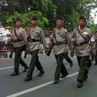 Parade Juang HUT Pahlawan, Walikota Surabaya Naik Panser