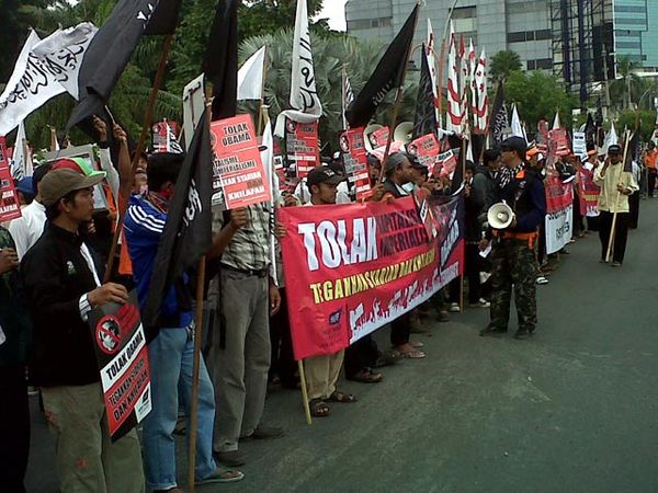 HTI Demo Konjen AS di Surabaya