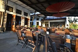 Makan Enak dan Nyeni di Omah Dhuwur Sambil Menikmati Senja