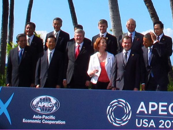 Pemimpin Ekonomi APEC Berfoto Keluarga