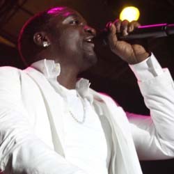 Akon Tutup Konser di Jakarta dengan Kalimat Assalamualaikum