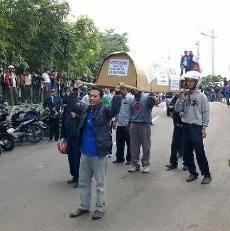 Ribuan Buruh Cimahi Usung Keranda Mayat ke Kantor Walikota