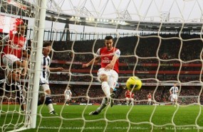 Cesc Berharap Van Persie Bertahan di Arsenal