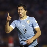 Suarez Bingung Dibandingkan dengan Messi