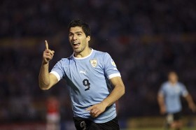 Suarez Bingung Dibandingkan dengan Messi