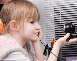 Anak 10 Tahun Dipaksa Ibunya Pose Bugil di Internet