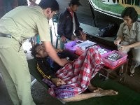 Demam di Tengah Banjir Pondok Labu, Tunut Ditandu