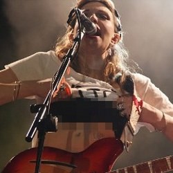 Wow, Courtney Love Topless Saat Konser