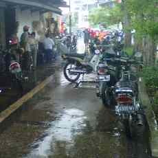 Hujan, Trotoar di Surabaya Dipenuhi Sepeda Motor