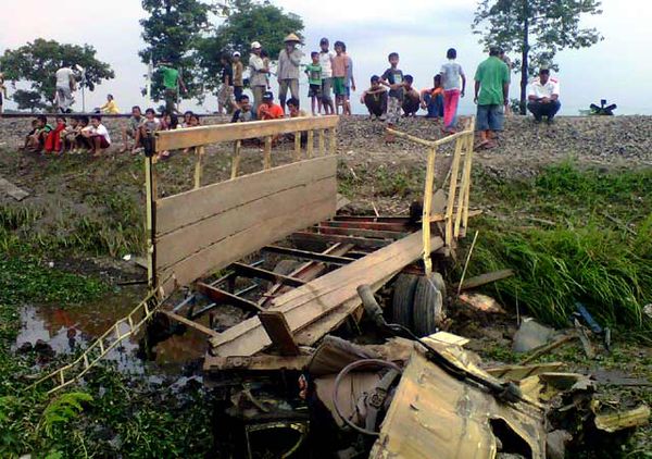 KA Seruduk Truk, 1 Orang Tewas