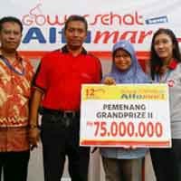 Umih Terima Hadiah Grand Prize Gowes Alfamart Rp 75 Juta