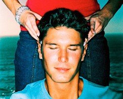 Memijat Kepala Buat Hubungan Asmara Makin Mesra