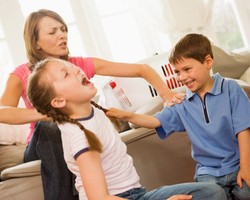 Anak Bungsu Lebih Sering Dibela Orangtua Saat Bertengkar