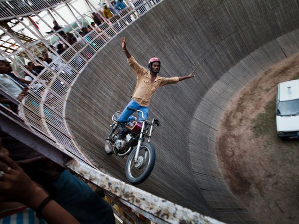 Aksi Berkendara di Sumur Maut