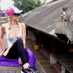 Paris Hilton Gemar Berbikini & Main Bareng Monyet di Bali