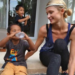 Bertemu Anak Yatim di Bali, Paris Hilton Bak Puteri Salju 